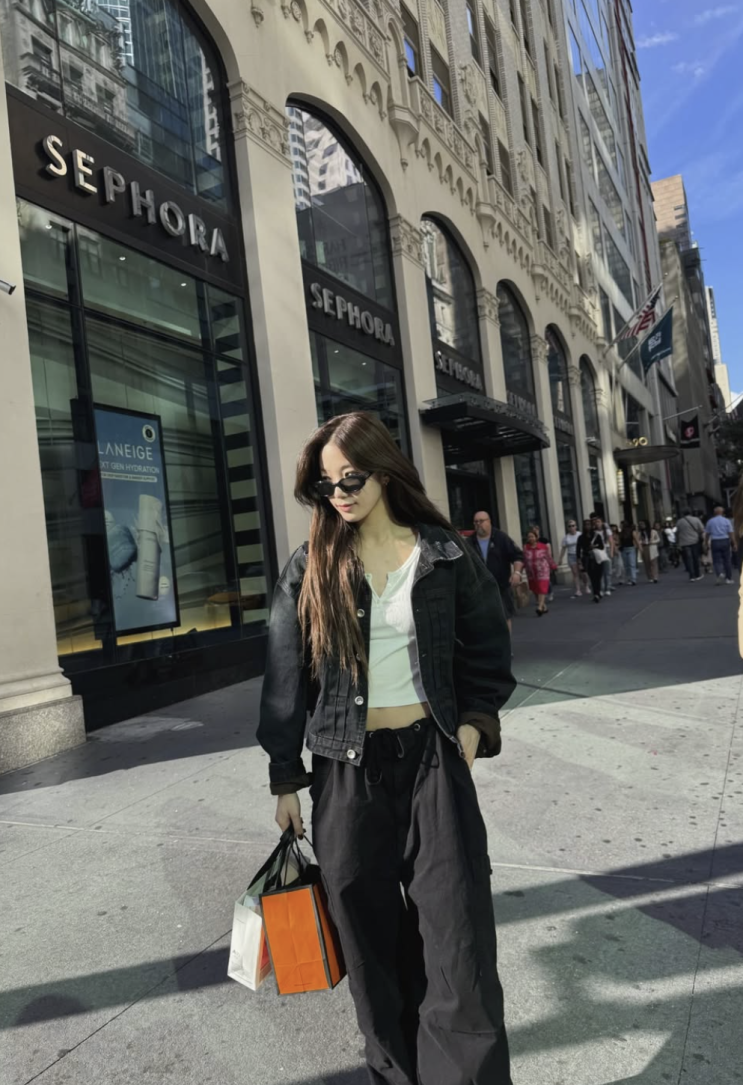 [셀럽 패션] 르세라핌 카즈하, 뉴욕 거리 접수! 스트릿 패션 완벽 분석