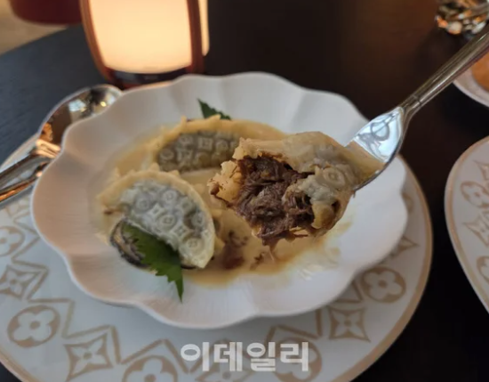   “루이비통을 먹는다?” 청담에 문 연 ‘르 카페 루이비통’ 솔직 체험기