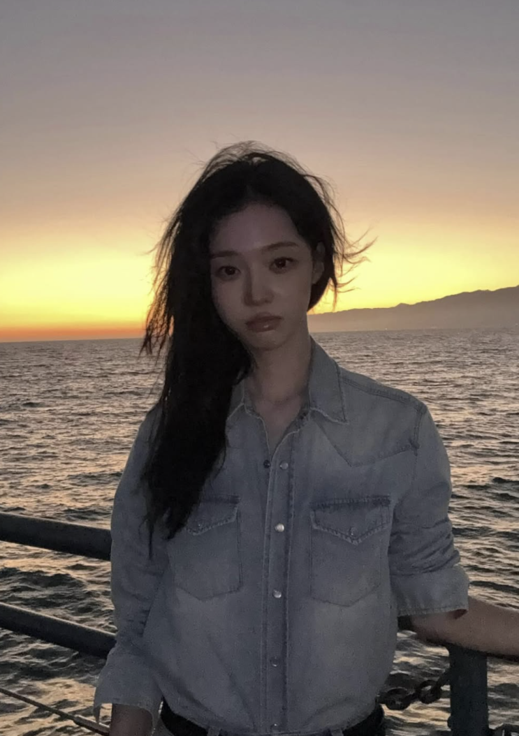  [셀럽 패션] aespa 윈터 청량美 폭발! 연청 셔츠+데님 바지 해변룩 공개