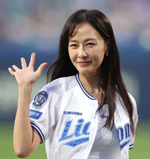 홍수현, 야구장에서 빛나는 미모와 매력의 시구