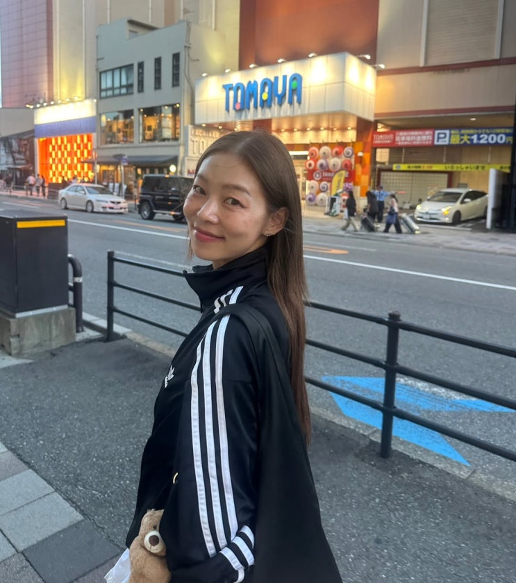  '골때녀' 송해나의 반전 매력…아디다스 져지와 러플 스커트로 완성한 '힙스터 애슬레저룩'