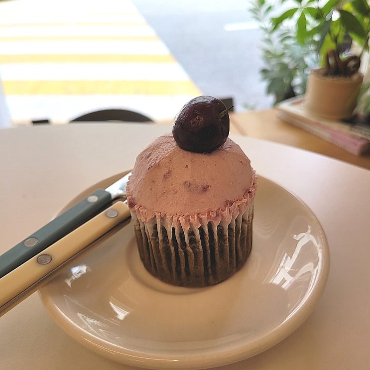  석촌역디저트카페추천: [커피 아카이브 COFFEE ARCHIVE] '호지체리' 후기 / 맛있어요!