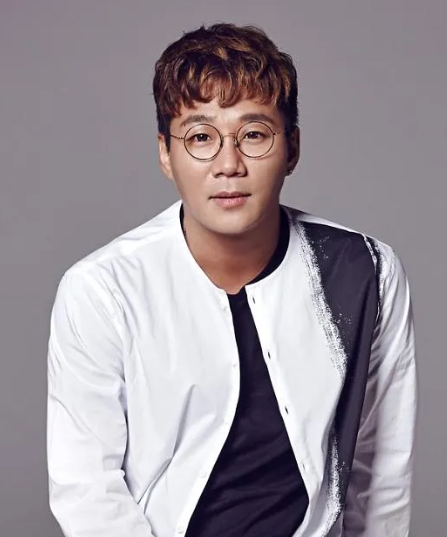 <b>윤민수</b>, ‘<b>위장 이혼설</b>’과 건물 매각 소식…총재산 얼마나 될까