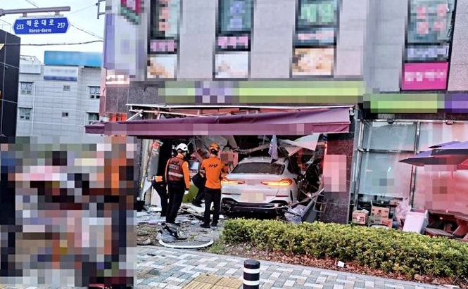  "여친 BMW..." 부산 해운대, BMW SUV 편의점 돌진 사고 