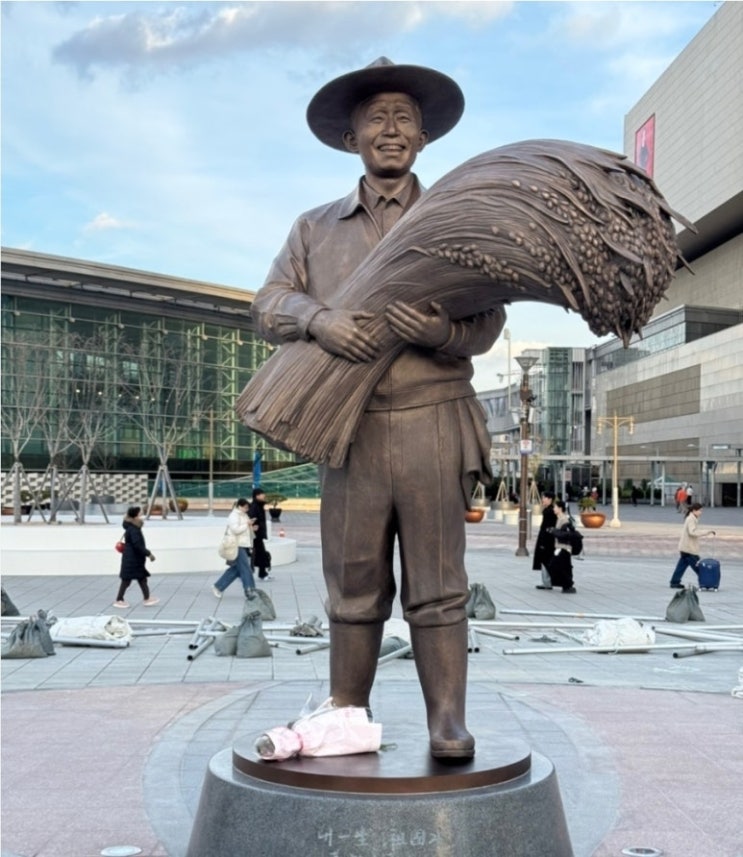신원 미상 행인, <b>박정희 동상</b>에 <b>계란</b> 던져…CCTV 분석 중