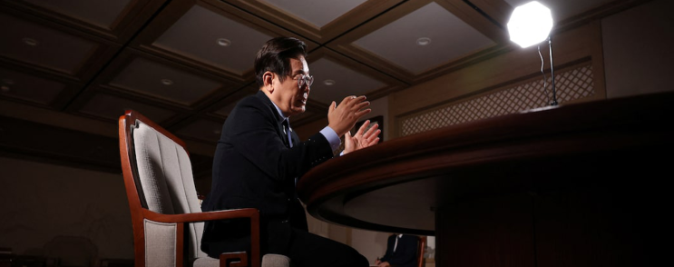 로이터통신 인터뷰 "<b>미국 투자 요구</b> 수용 시 한국 <b>금융위기</b> 경고"
