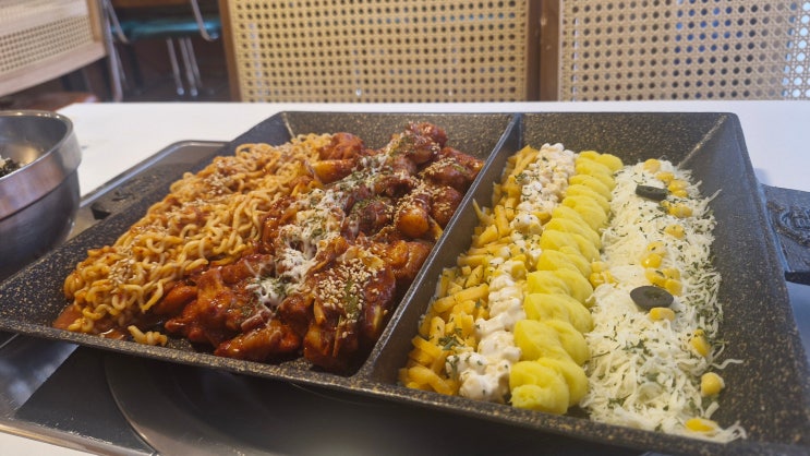  홍대밥집 헬로팬에서만 볼 수 있는 치즈 닭갈비 조합의 비밀