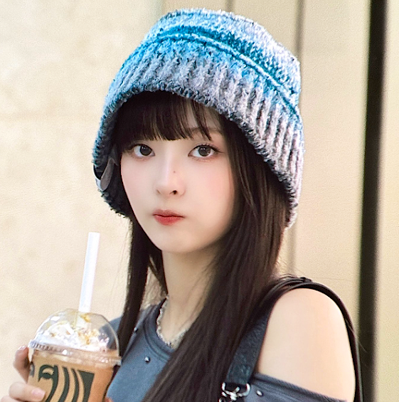  프로미스나인 이나경 귀여운 공항패션 언밸런스탑 가방 어떤거?