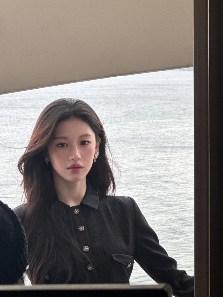  CG 아니야?…고윤정, 바다를 배경으로 인간 샤넬로 변신한 아름다운 셋업 패션