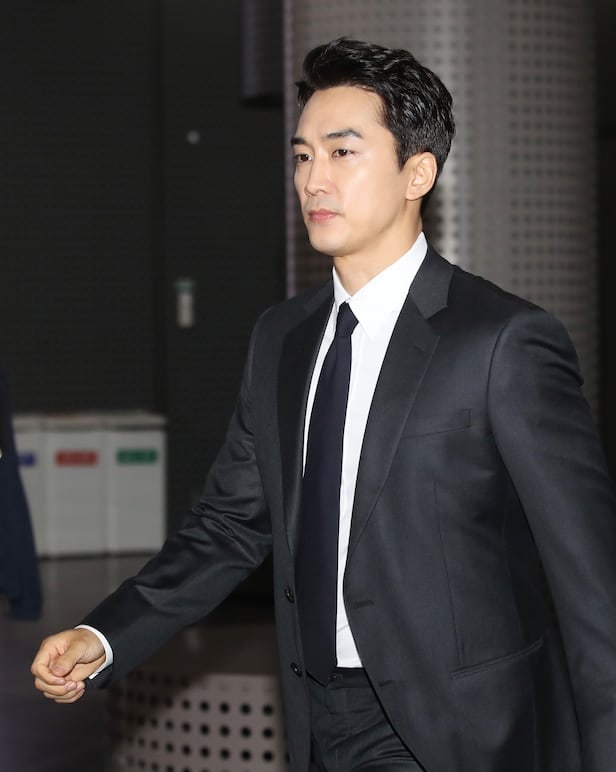<b>송승헌</b>, 모친상으로 인터뷰 취소, 연예계 동료들 <b>애도</b> 물결