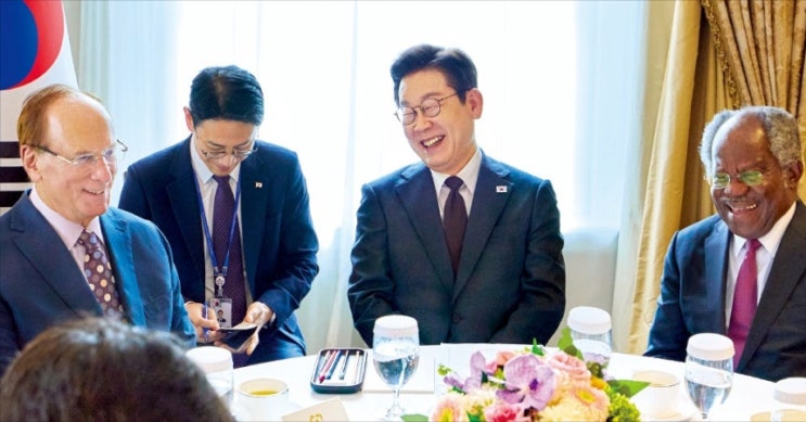 방향 찾아 미국행… / <b>김건희 특검</b>, 수사 기간 30일 <b>연장</b>…尹, 26