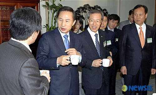 [속보] <b>이석연 국민통합</b>위원장, <b>이명박</b> 전 대통령 예방… 무슨... 