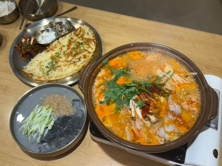 [강남 맛집] 단체회식 추천 <팔도밀방 강남본점> - 치즈감자전, 수육전골, 흑임자콩국수