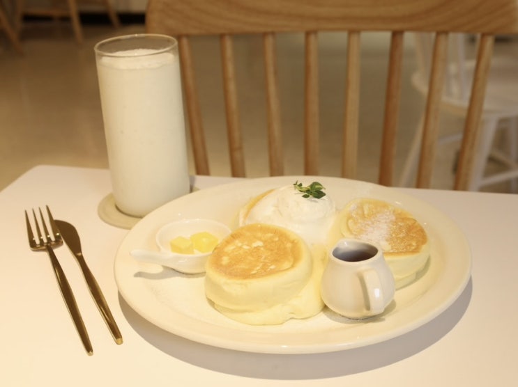  홍대수플레 맛집 소과당 홍대점에서 팬케이크랑 코코넛 스무디 먹고 왔어요
