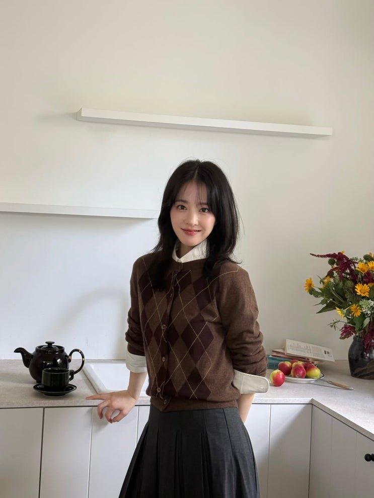  올 가을 '프레피룩' 종결! 박보영이 입은 아가일 패턴이 매력인 브랜드 빈폴 여자 가디건 코디