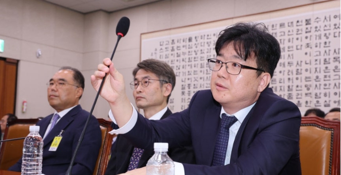  국회 답변 중 마이크 왜 올려? 관봉권 띠지 분실 담당 최재현 검사 논란