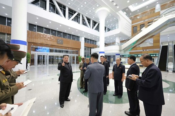<b>김정은</b> “<b>평양종합병원</b> 준공 지연은 제멋대로 공사 탓”