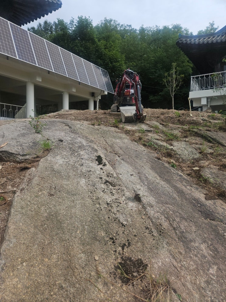  종로구미니포크레인 북악스카이웨이 암반 경사면 아카시아나무뿌리제거 조경나라시작업(허니미니중기)