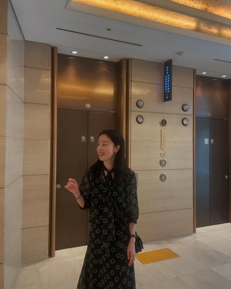  오늘 뭐입지? 고민하는 30대 여자 직장인 가을 오피스룩으로 꼼빠니아 블라우스 & 스커트 셋업 패션 ft. 한선화