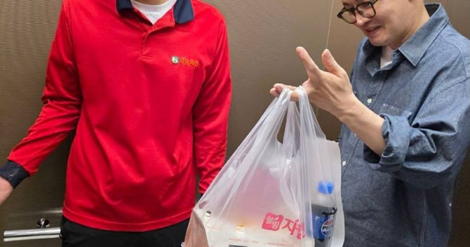 <b>치킨 배달</b>로 민심 청취? <b>한동훈</b>의 진짜 의도는?