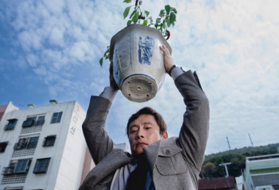  영화 ‘얼굴’, 박스오피스 1위 수성  ‘어쩔수가없다’ 40만 예매 돌파로 추격 시작
