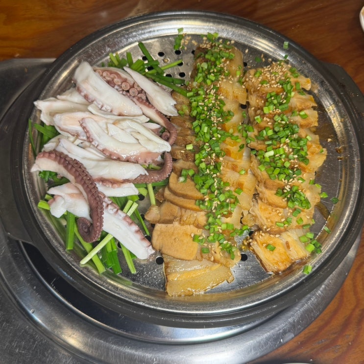  수원시청역 맛집 통영돌문어보쌈 본점 인계동 가족모임 한식 식당