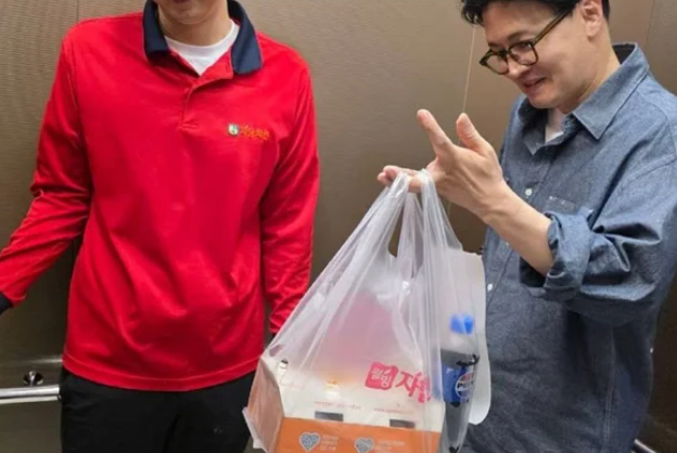 <b>한동훈</b>, <b>치킨 배달</b>하며 ‘법원 출석’ 질문에 답변