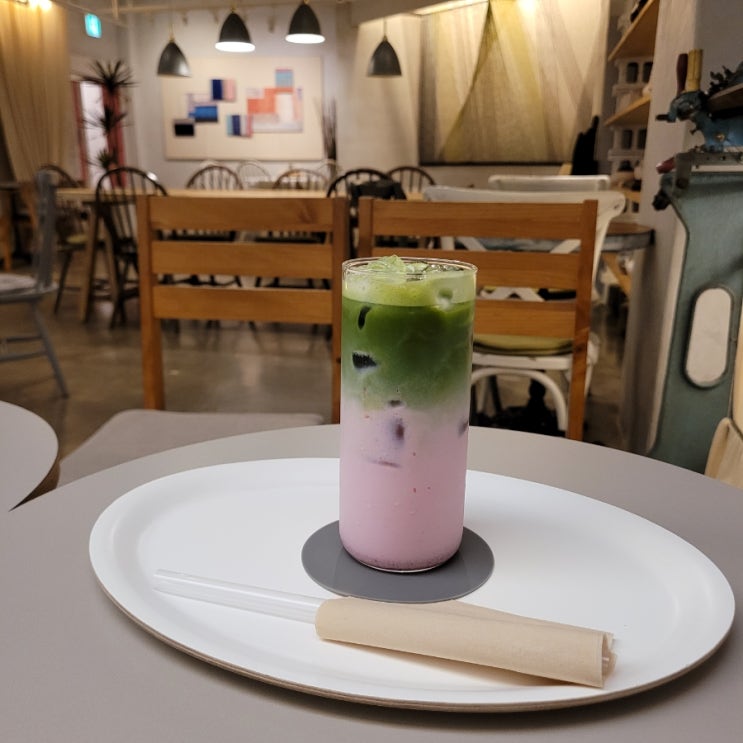  송리단길카페추천: [카페다반] 후기 / 스트로베리 말차 라떼 팔고 맛있어요!