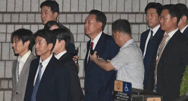 <b>윤석열</b>, 오늘 내란<b>재판</b>은 불<b>출석</b> 내일 보석심판은 <b>출석</b>...TV... 
