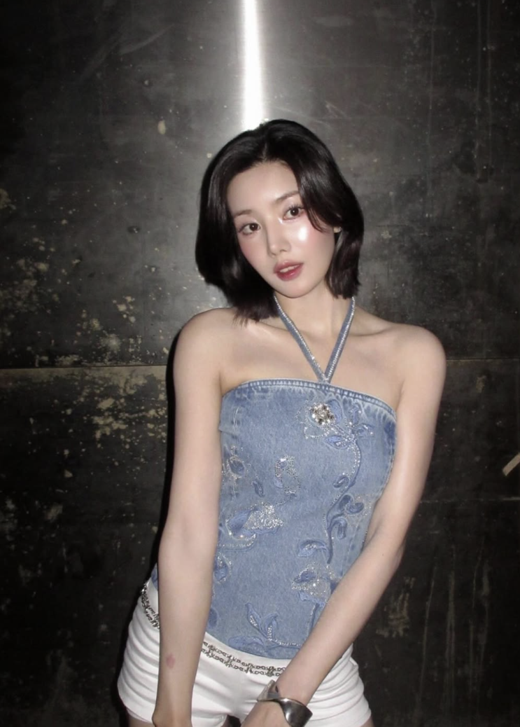  [셀럽패션]권은비 타이베이 홀려버린 데님 홀터넥 무대 패션!