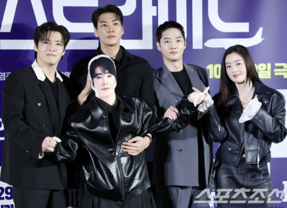 강하늘·김영광·<b>한선화</b>·<b>차은우</b> 뭉친 코미디  영화 ‘퍼스트... 