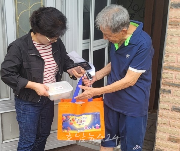  강진군, 고독사 예방 지원 ‘사랑의 한끼 도시락’으로 명절음식 나눔