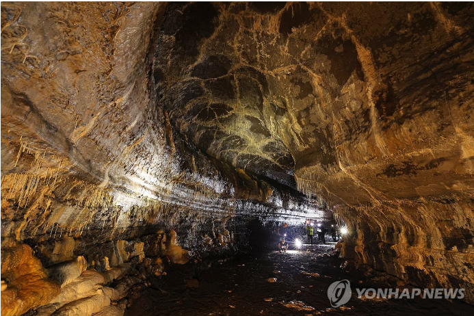 제주 <b>용천동굴</b> 20년 만 공개…희귀 석회종유석과 <b>동굴</b>호수 '첫... 