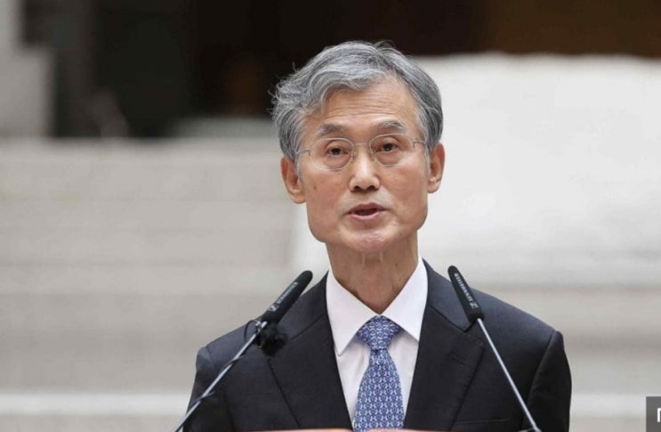 <b>조희대</b>, 신임 <b>법관</b>들에 "헌법... 천명·<b>법관신분 보장</b>"...정치적... 