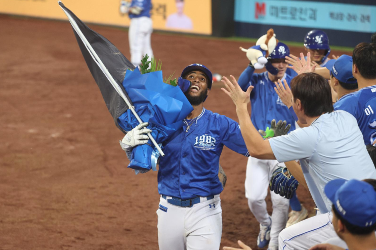 르윈 <b>디아즈</b>, KBO 역대 최초 ‘150타점·49홈런’ 신기록 달성