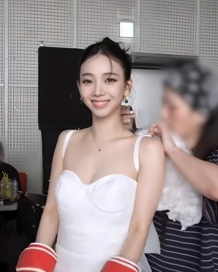  "깜짝 결혼식 충격" 카리나 웨딩드레스 룩 공개