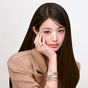 아이브 장원영, 시선을 압도하는 고혹미! 가을 화보로 전한 '시간을 초월한' 깊은 분위기