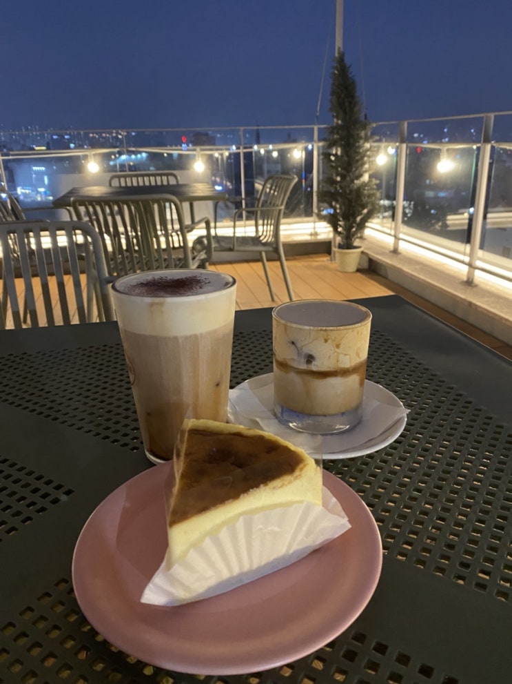  [천안 카페] 맛있는 라떼와 케이크 루프탑이 있는 대형카페 봉명동 '노트밀'