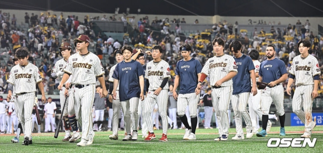 ‘95% PS 확률→<b>가을야구 탈락</b> 위기’ <b>롯데</b>, 실책과 외인... 