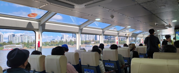 <b>한강버스 방향타</b> 이상으로 회항... 승객 70명 하선 '3번째 <b>고장</b>'
