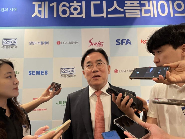 "우리에게 OLED는 미래다" LG디스플레이 <b>정철동</b> 사장의 자신감... 