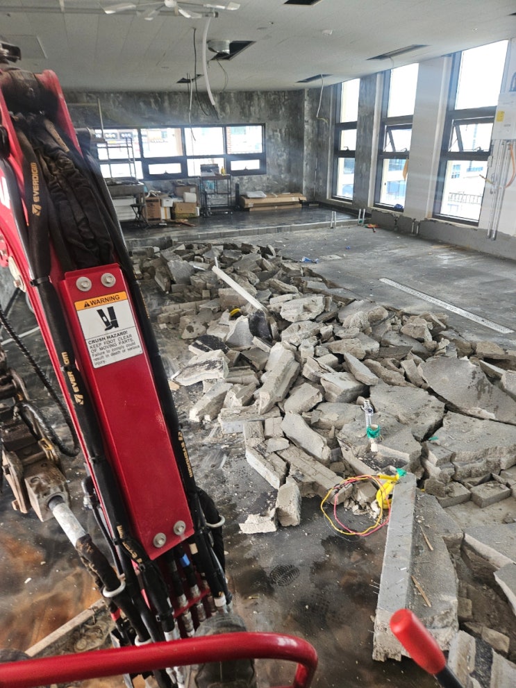  고양시 덕양구 삼송동 동산동 미니포크레인 문폭과 넓이 높이가 주방바닥뿌레카철거 작업에 중요합니다.(허니미니중기)