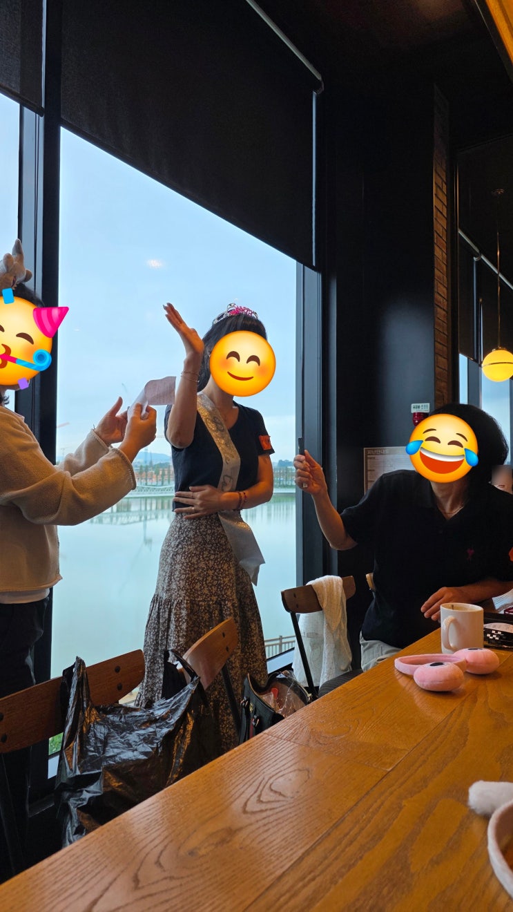  내돈내먹 : 투썸플레이스 업성레이크점  호수뷰와 함께한 당근모임 1주년 이벤트 완성!