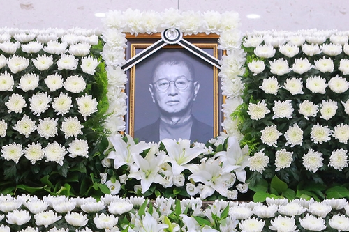 "장례 수목장으로 검소하게 해달라"…전유성 빈소 추모 행렬