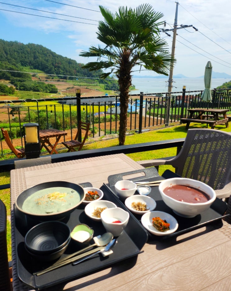  마운틴뷰가 아름다운 여수화양면카페 직접 갈아 만든 수제 팥죽과 콩국수가 있는 카페아라ARA