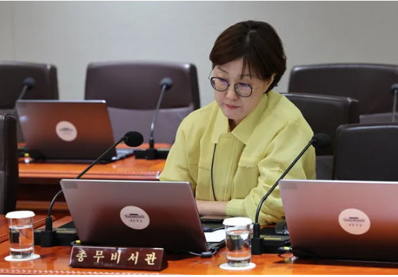 <b>김현지</b> 총무비서관 <b>국정감사</b> 불출석 비선실세?