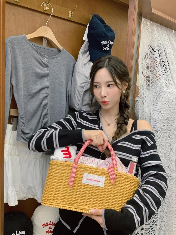  가을, 어깨선 살짝! 이나연처럼 센스 있게 요즘 인기 브랜드 로라로라 오프숄더 여자 단가라 가디건 코디 참고하긔