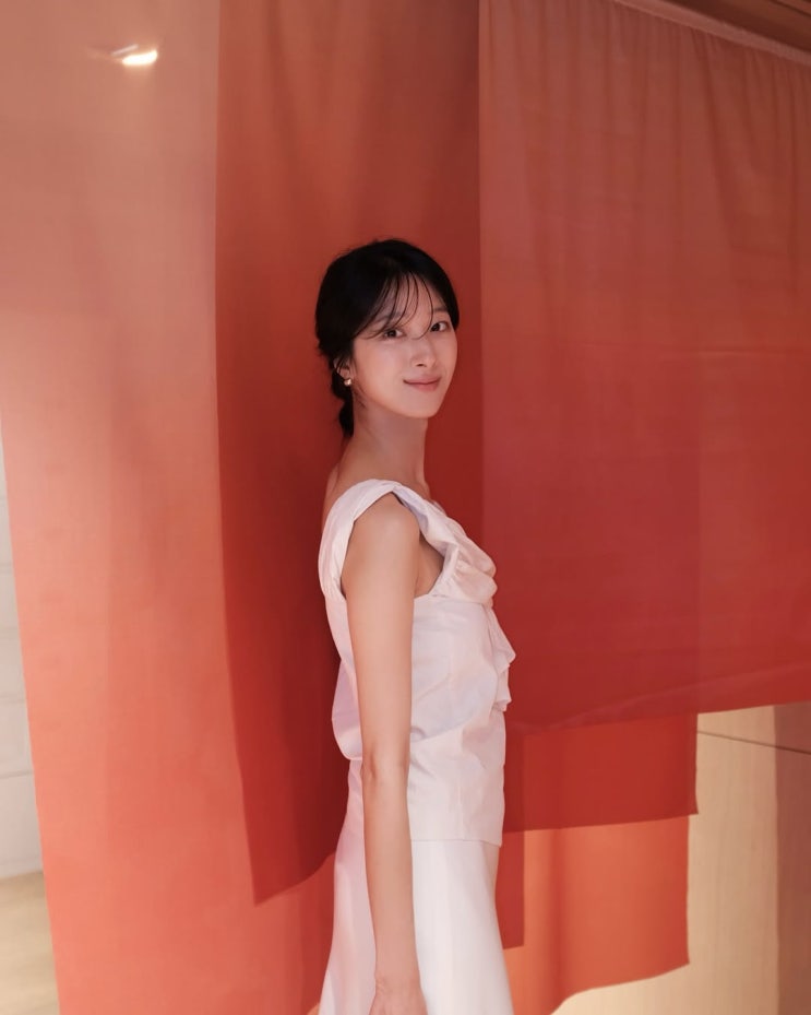 세월이 흘러도 모델돌! 민하, 9등신 비율로 소화한 '압도적' 실크 드레스 자태