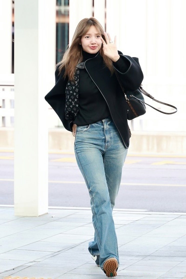  "꾸안꾸 고수의 가을 패션" 블랙핑크 리사 공항 코트룩