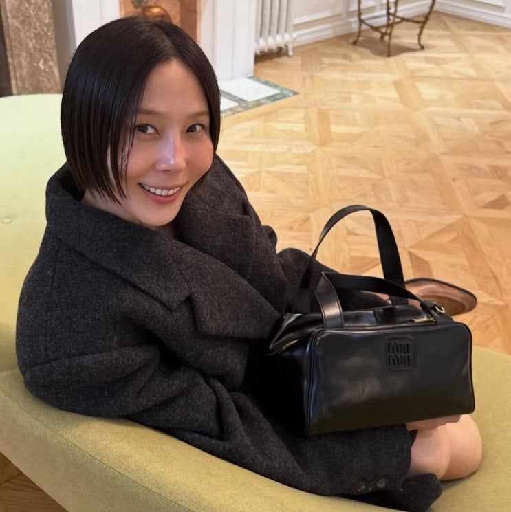  김나영 PICK 미우미우 가방 추천, 세련된 탑 핸들백 블랙